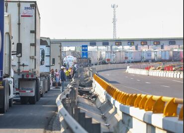 FOTOS: Volcadura de tráiler con pollos deja largas filas de camiones en el Circuito Exterior Mexiquense