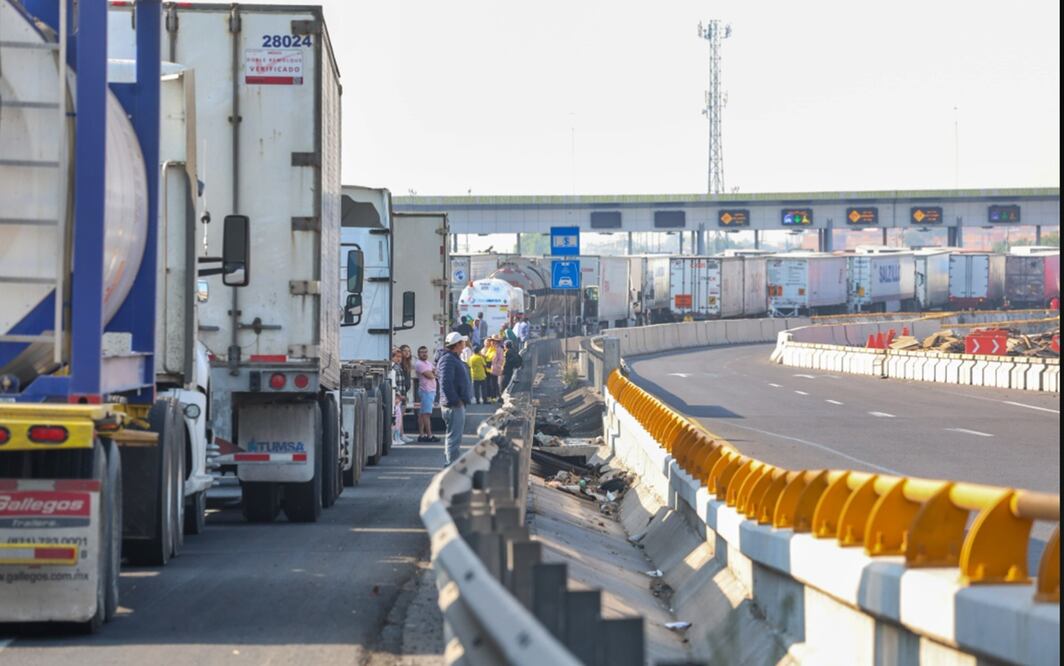 Largas filas de camiones se observan en el Circuito Exterior Mexiquense después de que por la madrugada un tráiler con pollos se volcó a la altura del entronque con la autopista Lechería-Texcoco, el 2 de mayo de 2025. Foto: Axel Sánchez/ EL UNIVERSAL