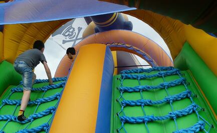 Fuerte viento se lleva castillo inflable y deja 5 niños heridos en un campo de entrenamiento en España  