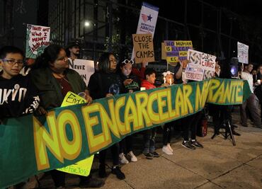 Mexicanos deportados protestan frente a embajada de EU en CDMX