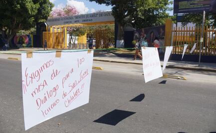 Trabajadores y empleados de la UABJO realizan bloqueo; exigen entrega de un terreno para sus viviendas