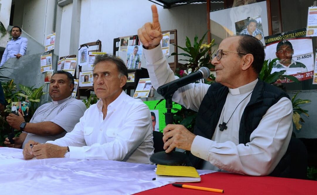 Las mujeres, en su mayoría, relataron al gobernador Yunes y al padre Solalinde el víacrucis para exigir justicia. /EFE