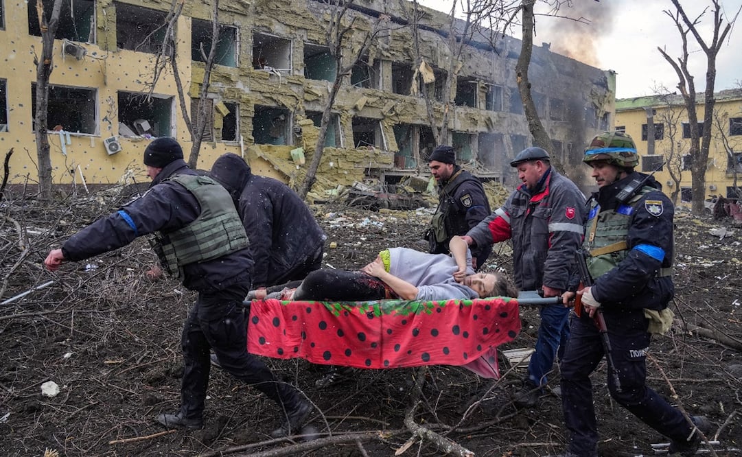 La imagen ganadora de la Foto del año 2023 del World Press Photo Contest de Evgeniy Maloletka para Associated Press que muestra a Iryna Kalinina (32), una mujer embarazada herida. Foto: Evgeniy Maloletka/World Press Photo Foundation