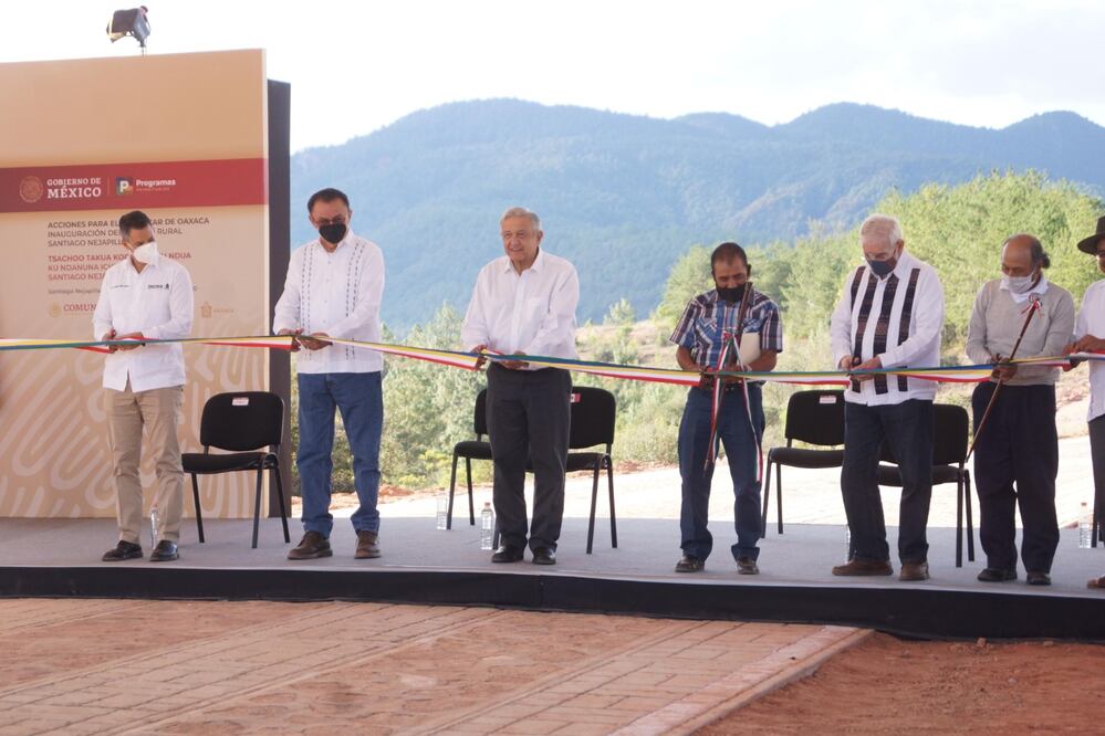 Inauguración de un camino rural en Santiago Nejapilla por parte del presidente López Obrador, acompañado del gobernador Alejandro Murat. FOTOS: EDWIN HERNÁNDEZ