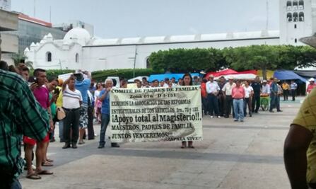 Padres de familia marchan en apoyo a magisterio en Chiapas