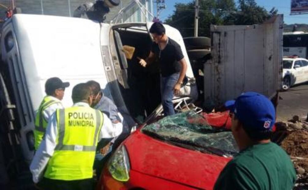 Vehículo aplasta auto en Sonora; rescatan ilesa a una bebé