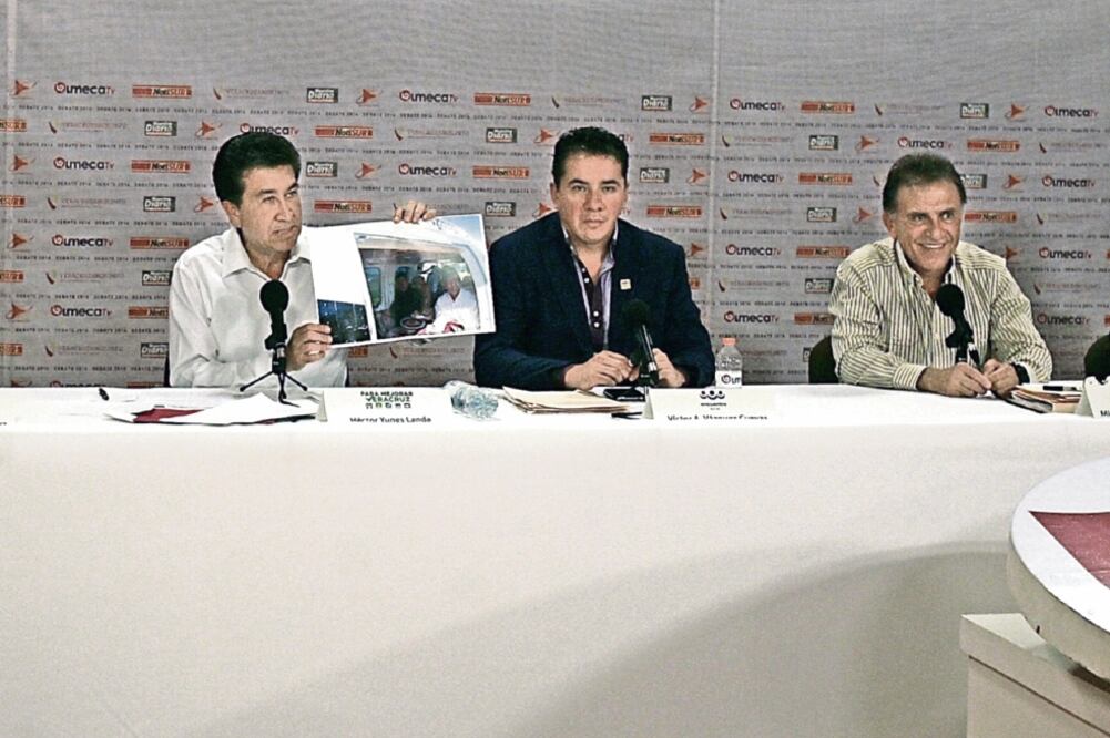 Héctor Yunes mostró fotografías con las que acusó a Miguel Yunes de pederasta, además de exhibirlo por un viaje que hizo con Fidel Herrera (ALEJANDRO ACOSTA. EL UNIVERSAL)