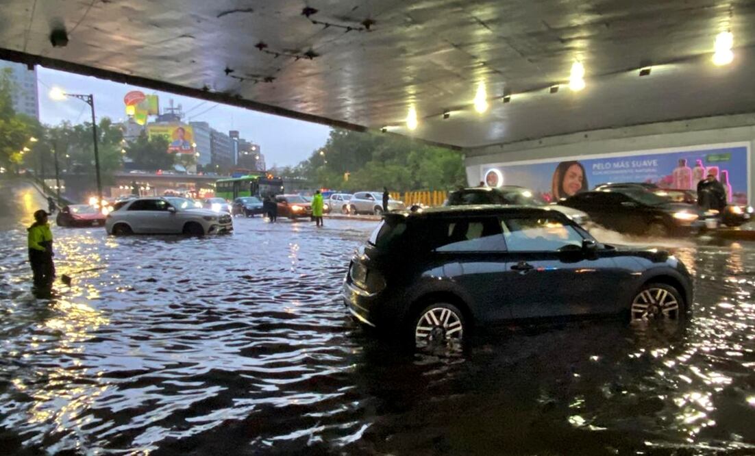 Fuertes lluvias se registraron en la Ciudad de México, el lunes 16 de junio de 2025, causando encharcamientos en el bajo puente de Circuito Interior y Reforma. Foto: Valente Rosas/EL UNIVERSAL