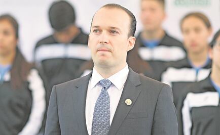 Presidente de la Federación Mexicana de Natación 'huye' de cuestionamientos