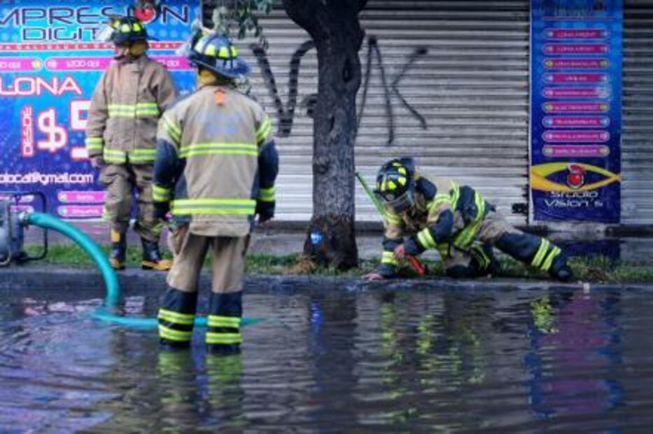 Atienden fuga de agua en Calzada Obrero Mundial y 5 de Febrero