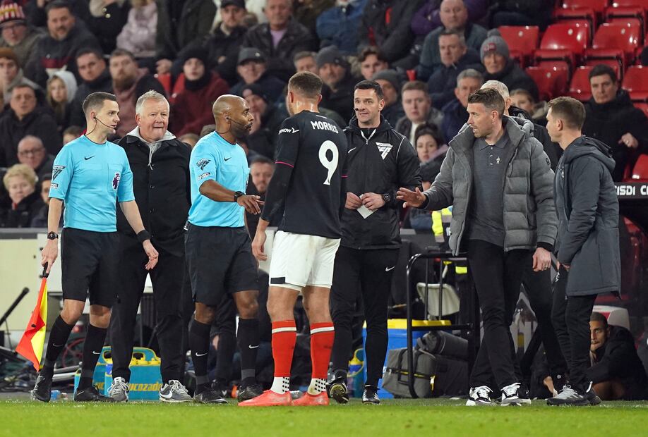 Carlton Morris del Luton habla con el árbitro Sam Allison y los técnicos Rob Edwards y Chris Wilder tras asegurar que le hicieron un comentario racista - Foto: AP