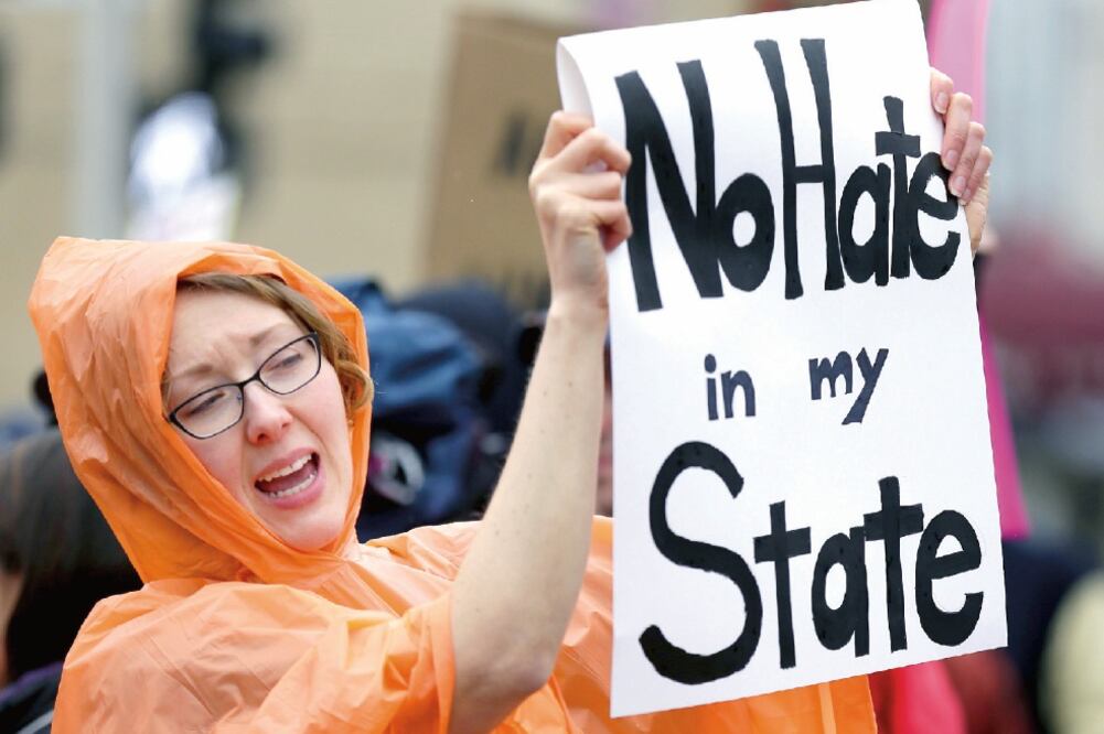 Una manifestante externa su rechazo a Donald Trump, durante un mitin del aspirante presidencial republicano en Appleton, Wisconsin (WM. GLASHEEN. AP)