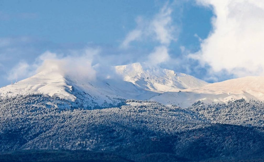 El acceso al volcán Xinantécatl lució cubierto de nieve, lo que atrajo a visitantes. Sin embargo, el paso se mantiene cerrado debido a la
presencia de neblina, frío, viento y el congelamiento de senderos, lo que eleva el riesgo de accidentes, informaron autoridades. Foto: Alejandro Vargas / EL UNIVERSAL