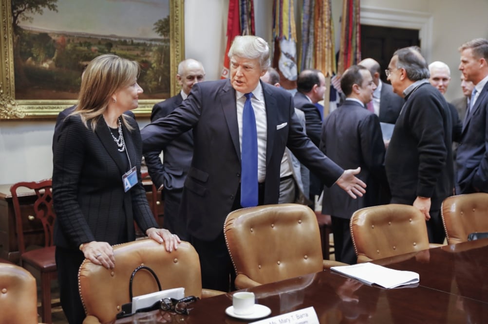 Mary Barra, directora ejecutiva de GM; Donald Trump, presidente de EU; Sergio Marchionne director ejecutivo de Fiat Chrysler, ayer en Washington (SHAWN THEW. XINHUA)