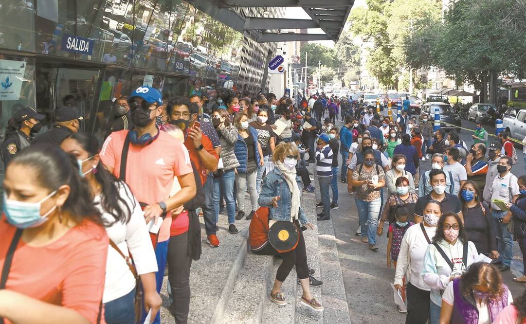 La vacunación de maestros de la Ciudad de México en la unidad del Pepsi Center transcurrió sin contratiempos. Foto: Diego Simón/ El Universal.