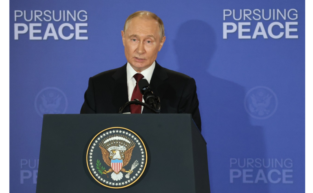 El presidente de Rusia, Vladimir Putin, durante una declaración conjunta con su homólogo de Estados Unidos, Donald Trump, el viernes, en Anchorage. Foto: EFE