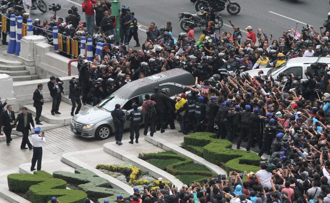 La urna con cenizas del artista mexicano Juan Gabriel arribaron al Palacio de Bellas Artes para su homenaje póstumo. Foto: Carlos Mejía/ EL UNIVERSAL 