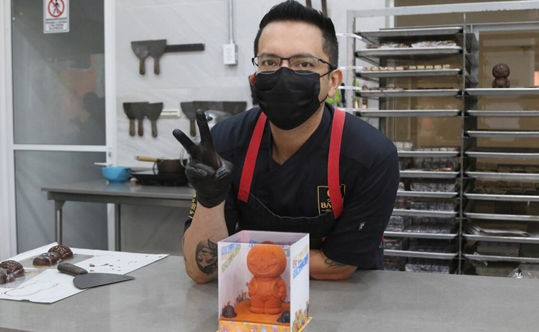 En su taller de chocolates, el chef prepara calabazas y calaveritas con sabores como pan de muerto y sugus. Foto: Carlos Mejía. El Universal