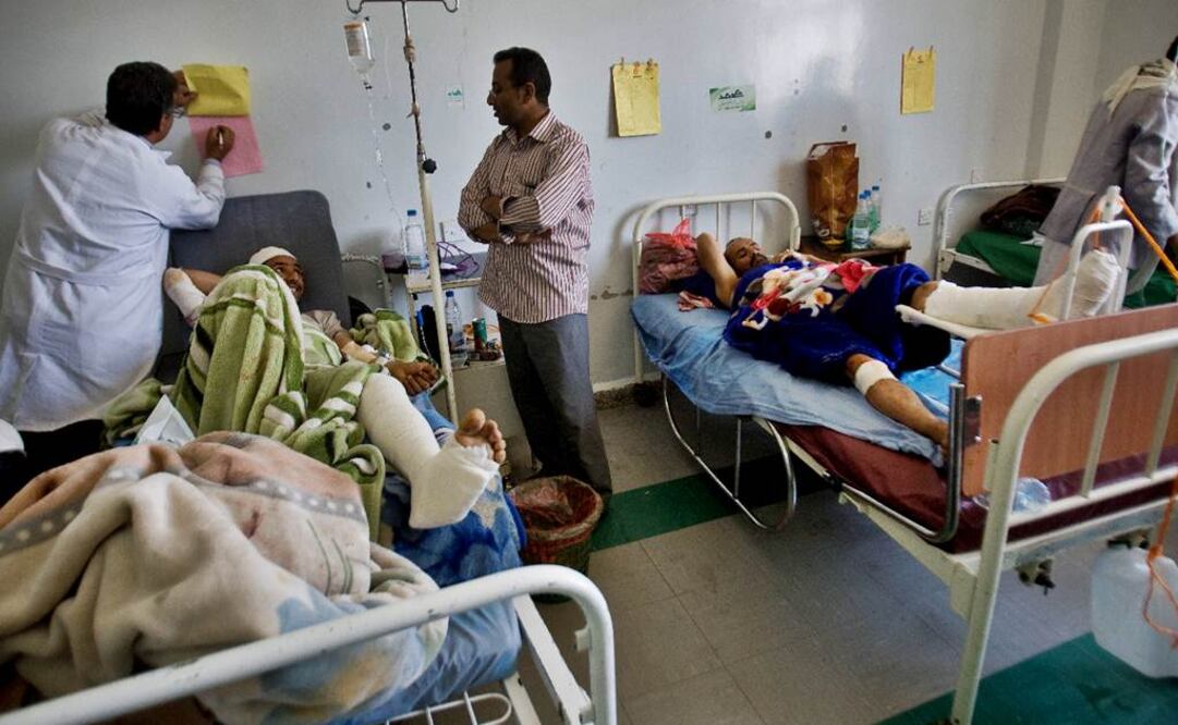 Los yemeníes no pueden llegar a los centros de atención de salud, sea porque las vías están bloqueadas o por los enfrentamientos armados en plena calle (Foto: AP)
