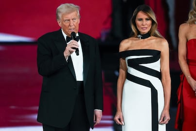 Postal de Navidad de los Trump: lucen serios, vestidos de negro y entre luces navideñas
