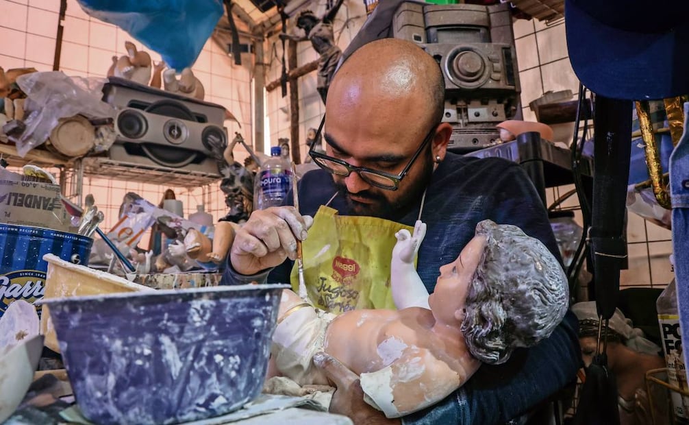Los pinceles son una extensión de los dedos de estos artesanos pues con
ellos detallan los ojos y cada pestaña que hasta parecen reales. Foto: Luis Camacho / EL UNIVERSAL