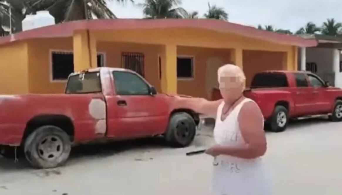 Una mujer de origen canadiense, residente de Chuburná Puerto, Yucatán, arremetió de forma violenta contra un vecino de esta comunidad, lo que ha generado indignación entre los cibernautas. (Foto: captura de pantalla)