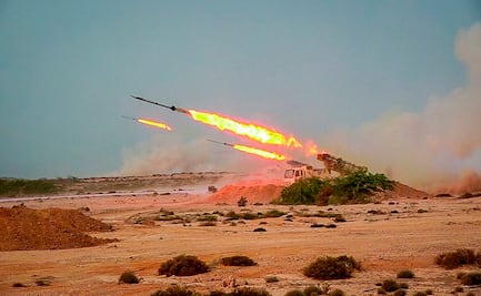 Guardia Revolucionaria de Irán dispara a maqueta de portaaviones de EU