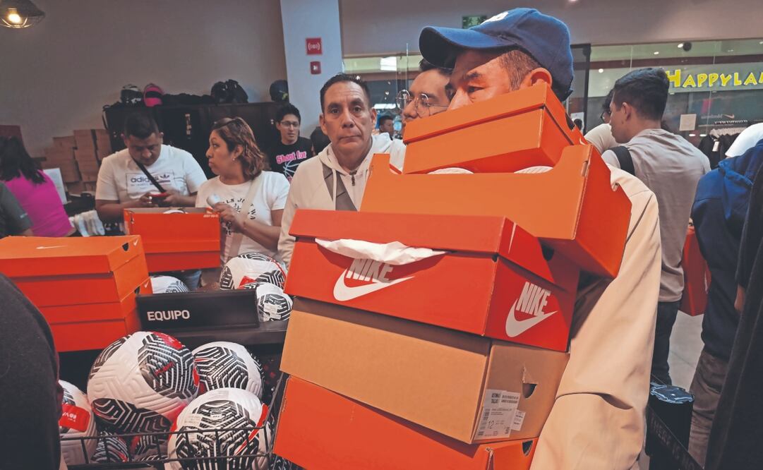 Desde temprana hora, los capitalinos se dieron cita en las diferentes plazas comerciales para aprovechar las ofertas y comprar artículos personales y para la familia. Foto: de FOTOS: JUAN BOITES. EL UNIVERSAL