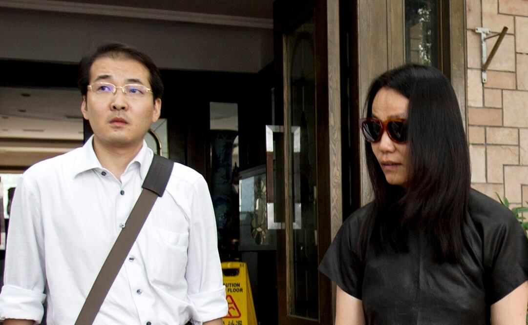 A la izquierda, Xia Lin, acompañando a Lu Qing, esposa de Ai Weiwei. Foto: AP