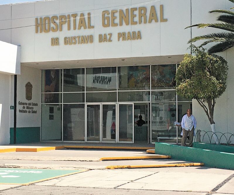 Duras consecuencias. Oficiales del Cusaem que vigilan el Hospital Gustavo Baz explicaron que de faltar serían arrestadas. Foto: EMILIO FERNÁNDEZ. EL UNIVERSAL