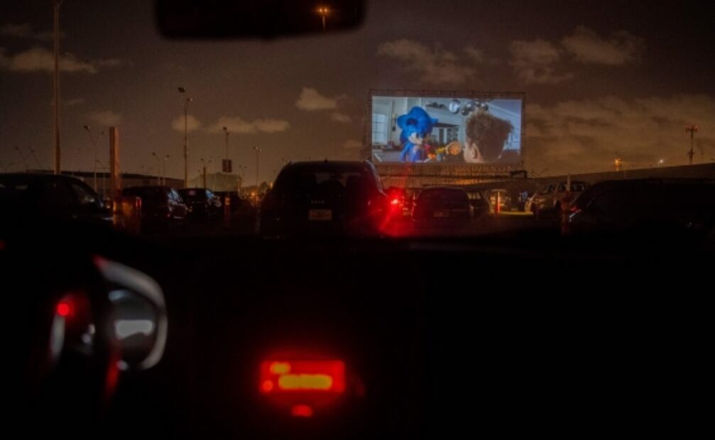 A falta de vuelos, aeropuerto en Uruguay se convierte en autocine