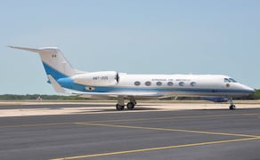 El avión que traslada al contralmirante Fernando Farías Laguna a México. Es un Gulfstream G450 de la Armada de México, matrícula AMT-205, que aterrizó en el aeropuerto de Ezeiza el pasado 19 de agosto de 2026. Foto: Especial