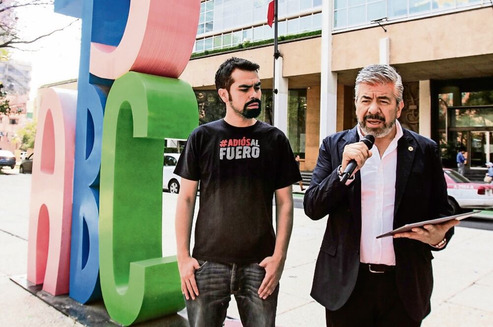 El diputado federal Jorge Álvarez y el coordinador de campaña de Alejandra Barrales, Raúl Flores, exigen que no haya impunidad en el caso del colegio Rébsamen , donde murieron niños y maestras por el sismo del 19 de septiembre.