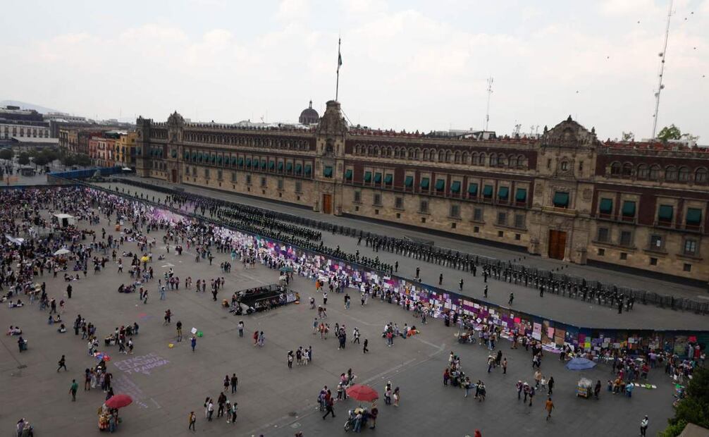 Marea morada durante el 8M en el Zócalo de la CDMX (08/03/2026). Foto: Osmar Alvarado / EL UNIVERSAL