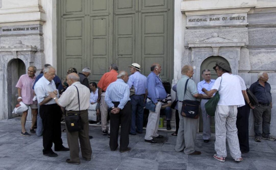 Pensionistas hacen fila en una sucursal del Banco Nacional de Grecia. Foto: EFE
