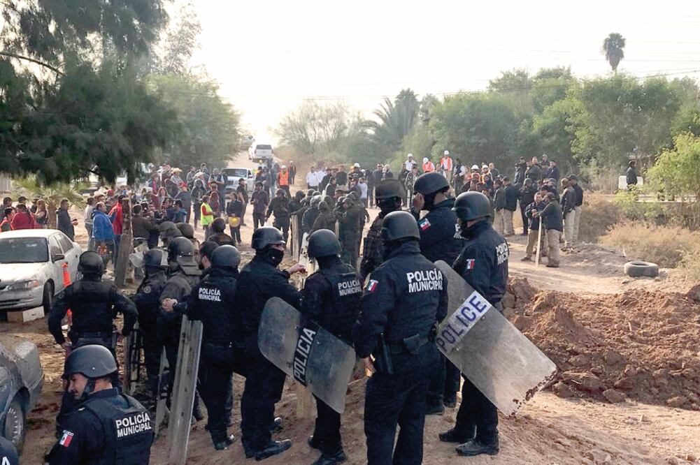 Policías estatales y municipales desalojaron ayer a decenas de manifestantes que buscaban impedir la construcción del último tramo de un ducto de agua que permitirá la operación de la planta cervecera de Constellation Brands. (ESPECIAL)