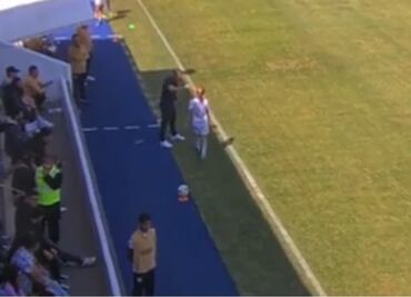 VIDEO: Director técnico de Pumas Femenil empuja a jugadora al salir de cambio