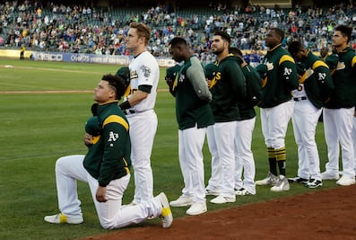 Bruce Maxwell se une a las protestas contra Trump 