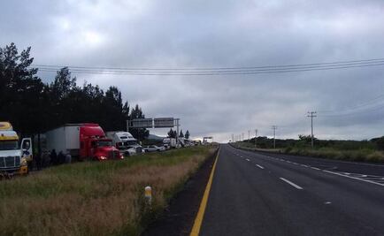 Bloquean normalistas autopista en Michoacán