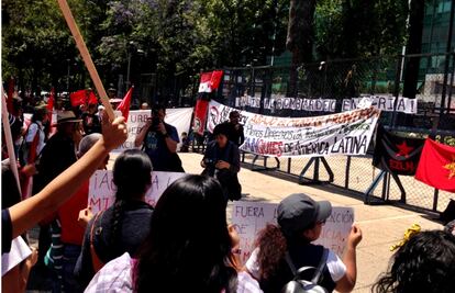 Protestan contra ataque a Siria frente a embajada de Estados Unidos