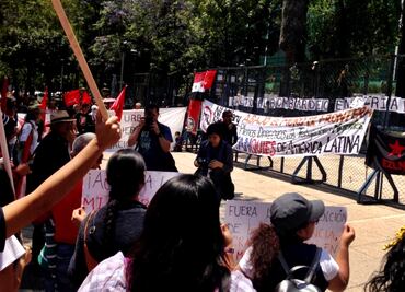Protestan contra ataque a Siria frente a embajada de Estados Unidos