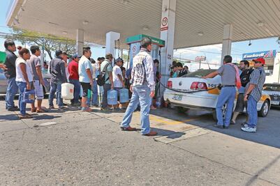 CNTE toma 8 gasolineras; regala litros de combustible