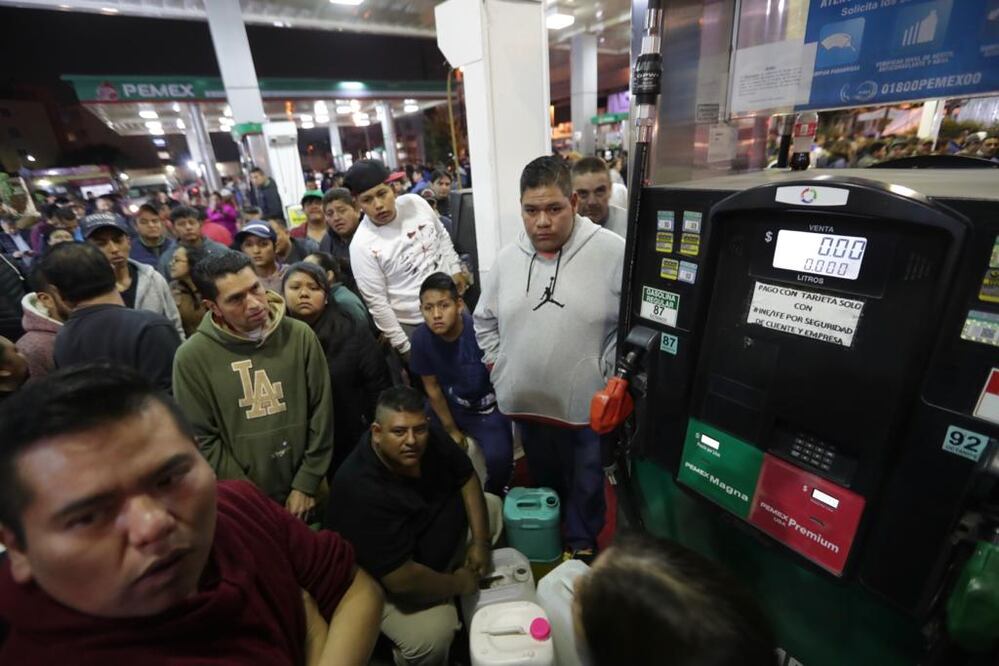 Largas filas prevalecen en cuarto día de desabasto de gasolina en CDMX