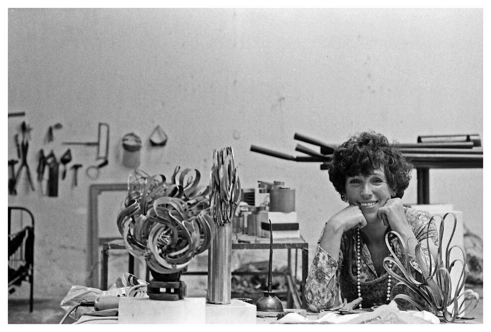 La artista Burstyn retratada por Hernán Díaz en su taller./ Hernán Díaz/ Coleccion BanRepCultural