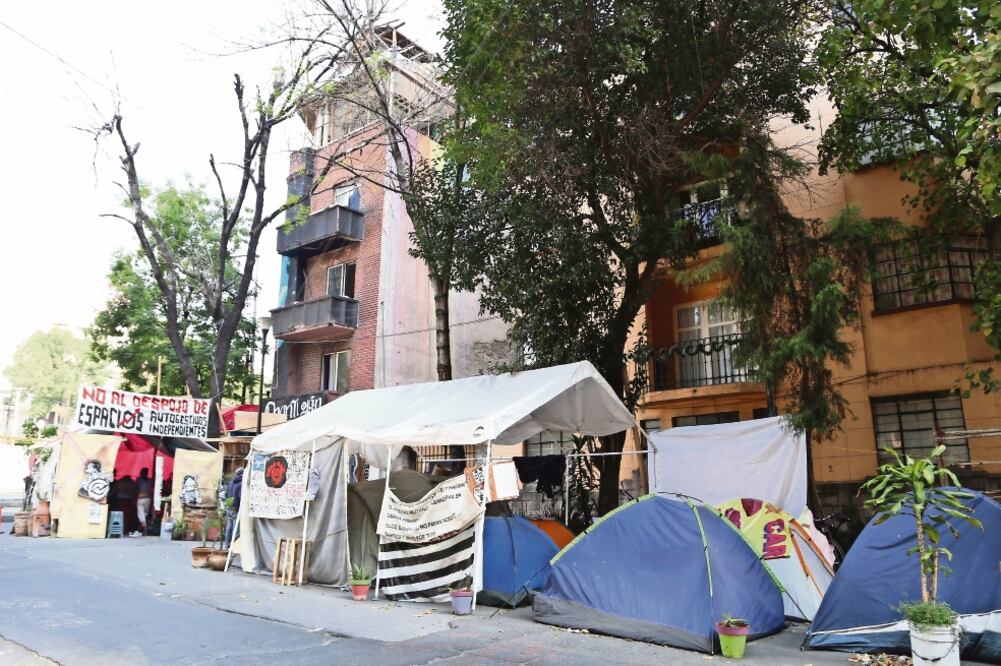 En casas de campaña colocadas frente al número 424 de Melchor Ocampo, en la colonia Cuauhtémoc, realizan sus actividades culturales los jóvenes que fueron desalojados del predio conocido como Chanti Ollín. (BERENICE FREGOSO. EL UNIVERSAL)