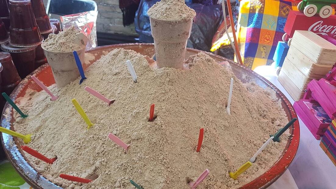 El pinole es famoso en el norte de México. Es uno de los principales alimentos de la Sierra Tarahumara se elabora a base de un maíz llamado cristalino o maíz duro en la Tarahumara baja. Se tuesta para lograr ese sabor característico y se muele en metate hasta quedar un polvo fino; por sus propiedades se considera muy nutritivo. Tomada de Wikimedia Commons.