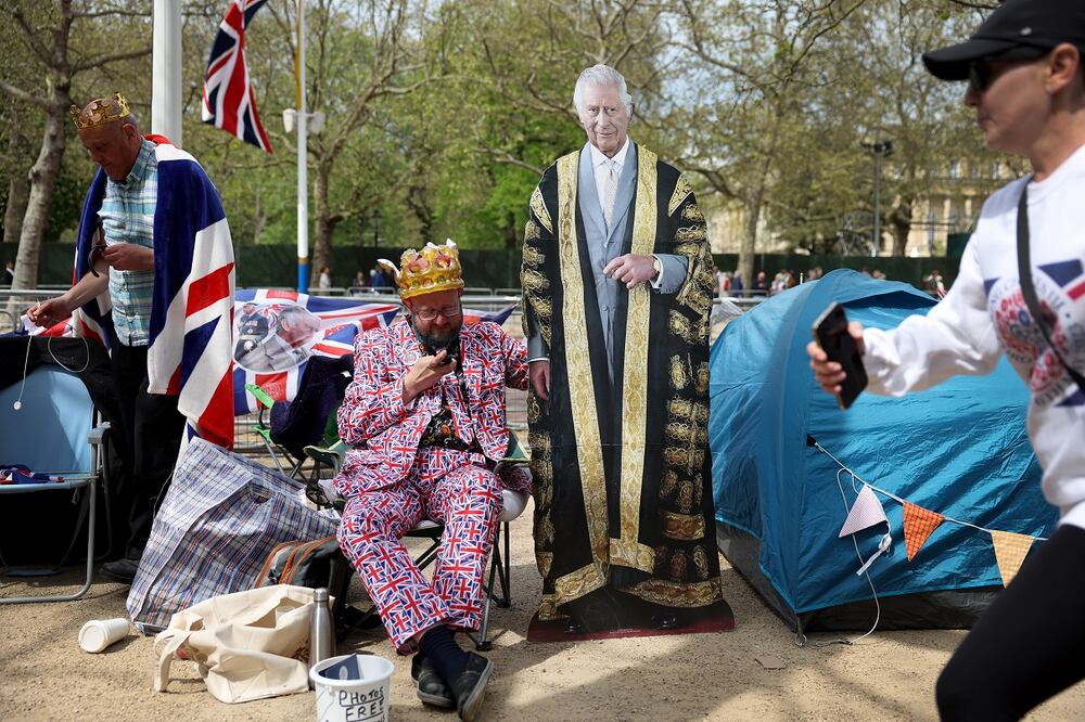 Londinenses se reúnen en el Mall de Londres, para permanecer ahí y ganar lugar para la coronación del sábado 6 de mayo. FOTO: EFE