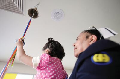 Niños enfermos esperan en hospital a Francisco