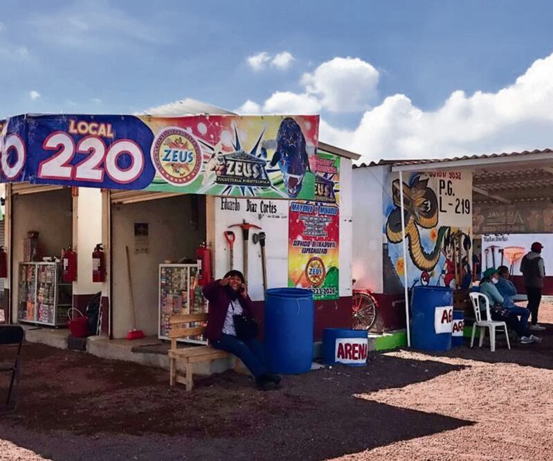 La temporada alta de venta de juegos pirotécnicos comenzó en Tultepec, en el tianguis de San Pablito, cuando ya se acercan las fiestas patrias y decembrinas. Foto: Rebeca Jiménez/EL UNIVERSAL