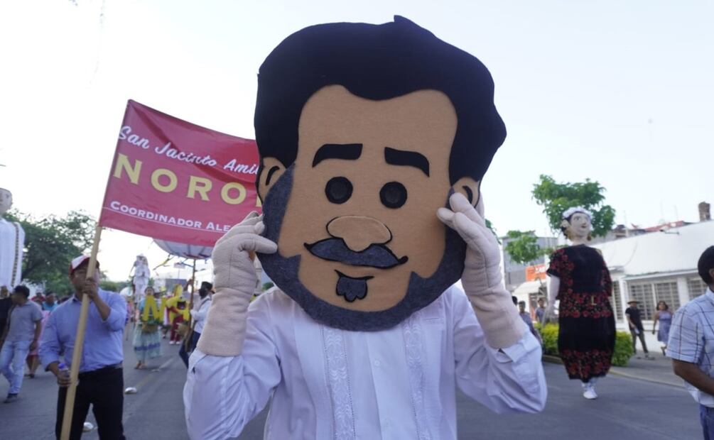 Noroña encabeza calenda en calles de Oaxaca. FOTO: Mario Arturo Martínez